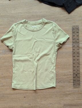 Old Navy Short Sleeve Ribbed Tee in Light Green/Yellow, Small